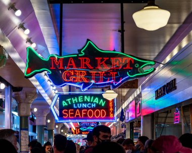 Seattle, WA - ABD - 24 Eylül 2021 Market Grill ve Atina Deniz Ürünleri 'nin Seattles ikonik Pike Place Market' teki neon tabelalarının iç manzarası
