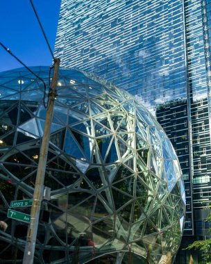 Seattle, WA - ABD - 23 Eylül 2021: Sembolik Amazon kürelerinin manzarası, Seattle 'daki Amazon kampüsünün bir kısmını oluşturan üç küresel konservatuar. NB tarafından tasarlandı.