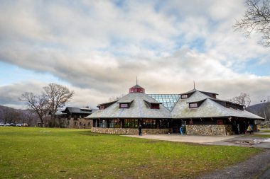 Bear Dağı, New York - ABD - 30 Aralık 2023 Dış manzara Ayı Dağı Eyalet Parkı 'ndaki atlıkarıncayı barındıran pavyonun manzarası. Atlıkarınca 'da park sahneleri ve el oyması koltuklar yer alıyor..
