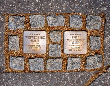 Salzburg, AT 7 Haziran 2023 iki taşın peyzaj görüntüsü veya 'tökezleyen taşlar', Nazi katliamı veya zulüm kurbanlarının isim ve yaşam tarihleriyle işlenmiş bir levha.