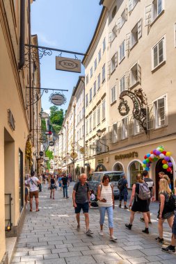 Salzburg, AT 7 Haziran 2023 Getreidegasse manzarası, Salzburg 'un hareketli kalbi. Charming caddesi dükkan ve kafelerle dolu.