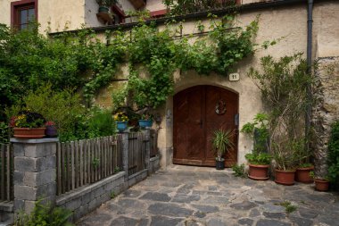 Drnstein, Aşağı Avusturya 8 Haziran 2023 'te Danube Nehri' ndeki küçük bir kasaba olan Drnstein 'in taş caddeleri boyunca uzanan antika dükkanlardan birinin manzarası