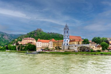 Drnstein, Aşağı Avusturya AT - 8 Haziran 2023 Tuna Nehri üzerinde küçük bir kasaba olan Drnstein 'in manzarası. Drnstein Manastırı 'nın mavi kulesiyle ünlüdür.