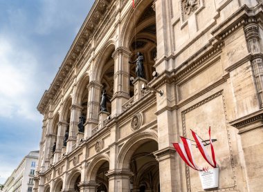 Viyana, 9 Haziran 2023 tarihi Rönesans Diriliş Viyana Operası manzarası. 1869 'da inşa edilen bina, Viyana Çevre Yolu üzerindeki ilk büyük binaydı.