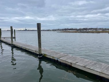 Norwalk, CT - ABD - 27 Ocak 2024 Norwalk limanındaki boş bir ahşap iskelenin manzarası bulutlu bir günde.