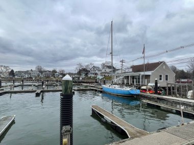 Norwalk, CT - ABD - 27 Ocak 2024 Bulutlu bir günde Doğu Norwalk Boat Yat Kulübü marinasına yanaşan teknelerin peyzaj görüntüsü