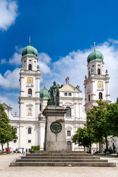 Passau, Aşağı Bavyera - d. 6 Haziran 2023, Passau 'da 1688' den kalma bir barok kilise olan tarihi St. Stephen Katedrali 'nin önündeki Maximilian 1.