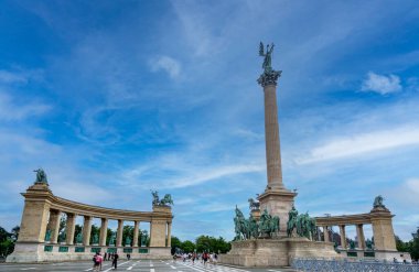 Budapeşte, HU 11 Haziran 2023 Hsk tere ya da Heroes Meydanı Panoramisi, içinde Macar liderleri ve diğer Macar liderlerin heykellerinin bulunduğu ikonik Milenyum Anıtı olan bir meydan.