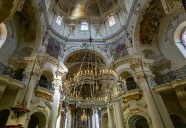 Prag, Bohemya CZ 2 Haziran 2023 Saint Nicholas Kilisesi, Prag 'ın Eski Şehir Meydanı' ndaki Geç Gotik ve Barok Kilisesi. Prag Barok 'unun en büyük örneği..