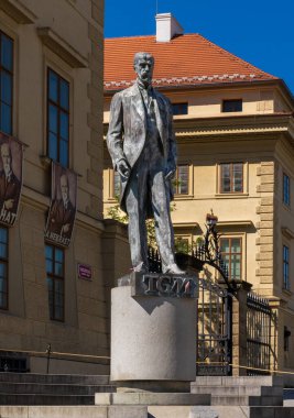 Prag, Bohemya CZ 3 Haziran 2023 Tom Garrigue Masaryk 'ın bronz heykeli, Çekoslovakya' nın ilk cumhurbaşkanı olarak görev yapmış bir Çekoslovak devlet adamı, siyasi aktivist ve filozof. Prag Kalesi 'ne yerleştirildi