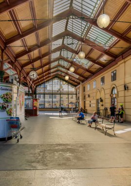 Prag, CZ - 3 Haziran 2023 Prag Masaryk tren istasyonunun ana salonunun dikey görüntüsü, Çek Cumhuriyeti 'nin Prag şehrindeki bir terminal tren istasyonu..