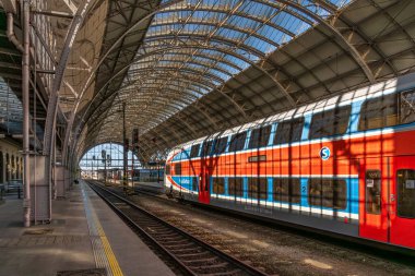 Prag, Bohemya - CZ - Prag Ana Tren İstasyonunun (Praha hlavn ndra) 3 Haziran 2023 Manzarası Tarihi bina ve salonu Çek Cumhuriyeti 'nde önemli sanat eserleridir..