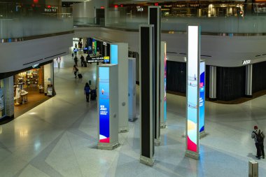 Newark, NJ - ABD - 7 Şubat 2024 Newark Uluslararası Havalimanı Modern Terminali Çok az yolcuyla sakin bir akşamda