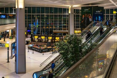 Newark, NJ - ABD - 7 Şubat 2024 Sakin bir akşamda Newark Uluslararası Havaalanı modern Terminali 'nden inen birkaç gezginin iç görüntüsü