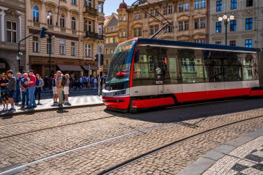 Prag, Bohemya CZ 3 Haziran 2023 Mala Strana 'daki kalabalık Malostransk tramvay durağında 12 numaralı tramvayı bekleyen kalabalığın görüntüsü ya da Prag' ın küçük bir kasabası olan tarihi bir mahalle.