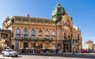 Prag, Bohemya CZ 3 Haziran 2023 'te Prag' da ünlü bir konser yeri olan Smetana Hall 'u barındıran belediye binasının manzarası