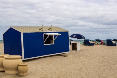 Hollywood, FL - ABD - 9 Şubat 2024 Hollywood Plajı boyunca ikonik mavi Boucher Kardeşler Kiralama Kulübesi ve Cabanas Manzarası.