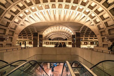Arlington, VA US Mar 23, 2024 Yunan Uyanışı 'nın geniş açı stili Memorial Amfitiyatrosu, açık hava amfi tiyatrosu, sergi salonu ve Arlington Ulusal Mezarlığı' ndaki mezhep dışı şapel.