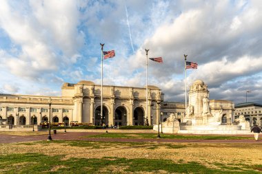 Washington DC 23 Mar 2024 Iconic Columbus Circle Plaza Washington Union İstasyonu önünde. Daniel Burnham 'ın tasarladığı ve Lorado Taft' ın heykelini yaptığı Columbus Çeşmesi.