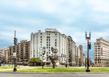 Washington DC - ABD - 22 Mart 2024 'te İç Savaş' ta bir Birlik Ordusu generali olan George Henry Thomas 'ın binicilik heykeli ile Washington, D.C.' nin kuzeybatısında bir trafik çemberi olan Thomas Circle 'ın görüntüsü.