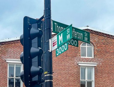 Washington DC - ABD - 23 Mart 2024 M. Street NW ve Thomas Jefferson Street NW 'nin köşesindeki tarihi Georgetown semti Washington, D.C.' nin göbeğindeki bir levhanın yatay görüntüsü.