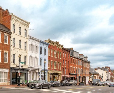 Washington DC - ABD - 23 Aralık 2024 Tarihi Gürcistan ve Federal tarzı binaların şık gezinti alanı; Washington, D.C. 'nin seçkin Georgetown mahallesindeki M Street NW.