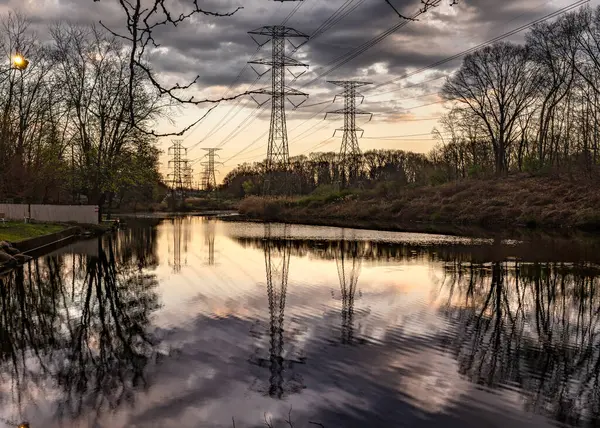 stock image Mahwah, NJ - US- Apr 14, 2024 Wide angle horizontal view of reflections on the sunset in the serene Winters Pond in Mahwahs Winters Park