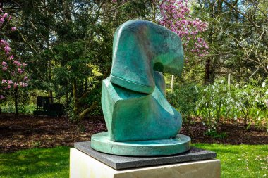 Satın Alım, New York ABD 28 Nisan 2024 Henry Moores birbirine kenetlenmiş amorfik bronz heykel, Donald M Kendall Heykel Bahçeleri üzerine kilitleme Satın alma.