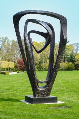 Satın Alım, New York ABD 28 Nisan 2024 Barbara Hepworths Meridian, Donald M Kendall Heykel Bahçeleri üzerinde bronz halkalar üçgen bir heykel Satın alma