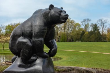 Purchase, New York - ABD - 28 Nisan 2024 David Wynnes 26 ton Grizzly Bear, Belçika fosil mermerine oyulmuş. PepsiCo Dünya Merkezi 'ndeki Donald M. Kendall Heykel Bahçeleri' nde duruyor.