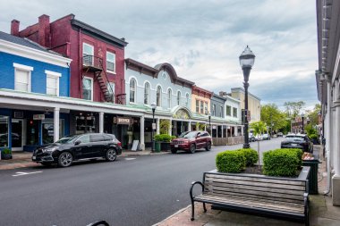 Kingston, NY - US - May 11, 2024 View down historic Wall Street, lined with restaurants, storefronts, office buildings, and apartment buildings in the quaint Stockade District of Kingston.