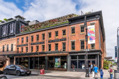 New York, New York - ABD - 19 Mayıs 2024 Turistler New York 'un popüler et paketleme bölgesinin göbeğinde, Dokuzuncu Cadde boyunca uzanan iki ikonik işletme olan New York ve Sephora' yı kırmızı tuğla ile geçtiler.