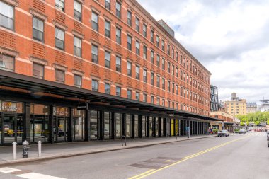 New York, New York - ABD - 19 Mayıs 2024 Washington Caddesi 'nde çelik tenteli eski bir kırmızı tuğla et ambalajlı bina New York' un Köfte Bölgesi 'ndeki butik ve kafelere dönüştürüldü..