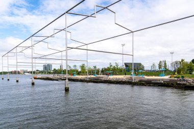 New York, New York - ABD - 19 Mayıs 2024 Gansevoort Yarımadası 'nın geniş açılı görüntüsü; Manhattan' da Hudson Nehri 'ne bakan plaj sandalyeleri ve şemsiyeli ilk halk plajı. Bir de tuz bataklığı.