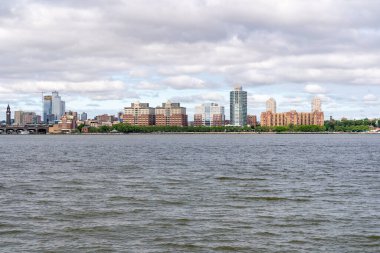 New York, New York - ABD - 19 Mayıs 2024 Hoboken silueti manzarası; W Oteli, Hoboken Terminali ve Hudson Nehri Rıhtım Yolu 'nu vurguluyor. Hudson Nehri 'nin karşısında.