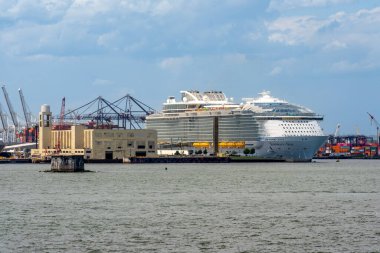 Bayonne, NJ US 7 Haziran 2024 Kraliyet Karayipleri 'nin devasa Deniz Senfonisi' nin Cape Liberty Cruise Limanı, Bayonne, NJ 'deki bir sonraki yolculuğuna hazırlanıyor.