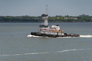 New York, New York, New York 7 Haziran 2024 The Beatrice, sağlam bir çelik çekici, New York 'un limanını dilimliyor, bir sonraki mavnasına doğru sarsılmaz bir kararlılıkla ilerliyor.