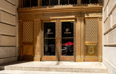 New York, New York, ABD 7 Haziran 2024 The Cunard Building, 25 Broadway 'de 22 katlı görkemli bir ofis kulesi, Manhattan' ın Finansal Bölgesi 'nde deniz tarihi ile yankılanıyor.