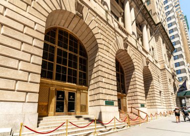 New York, New York, ABD 7 Haziran 2024 The Cunard Building, 25 Broadway 'de 22 katlı görkemli bir ofis kulesi, Manhattan' ın Finansal Bölgesi 'nde deniz tarihi ile yankılanıyor.