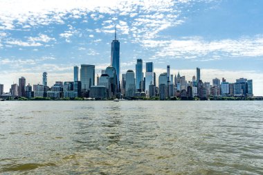 New York, New York, ABD 7 Haziran 2024 ikonik Dünya Ticaret Merkezi kulelerinin manzarası Manhattan 'ın aşağı kısmının canlı siluetinin ortasında duruyor.
