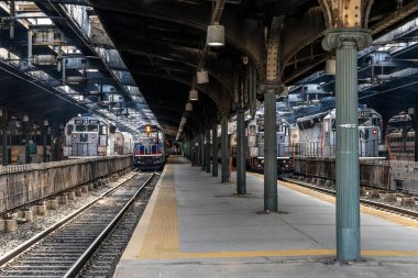 Hoboken, NJ - ABD - 7 Haziran 2024 Hoboken Terminali 'nde NJT transit trenler yolcuları bekliyor..