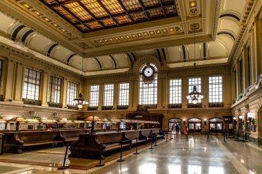 Hoboken, NJ - ABD - 7 Haziran 2024 Tarihsel NJT Hoboken Terminali bekleme odası manzaralı, zamansız zarafet modern konforla buluşuyor, yorgun yolcular için huzurlu bir vaha sunuyor.