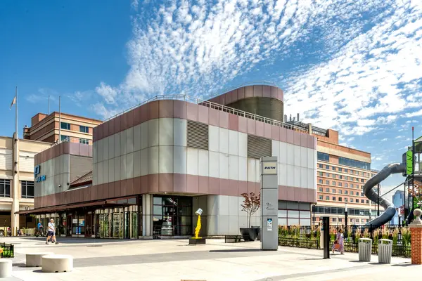 Jersey City, NJ - ABD - 7 Haziran 2024 PATH demiryolu istasyonu, Jersey City 'den Paulus Hook' a hizmet vermektedir. NJ ve NYC 'yi birbirine bağlayan hayati bir ulaşım merkezi, işe gidip gelme seçenekleri sunuyor