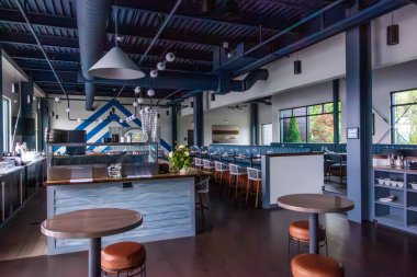 Coxsackie, New York - ABD - 5 Temmuz 2024 James Newbury Hotel 'in beşinci katındaki The Day Line Oyster Bar ve Kitchen' ın modern endüstriyel Dcor 'un ortasında panoramik Hudson Nehri manzarası sunar..