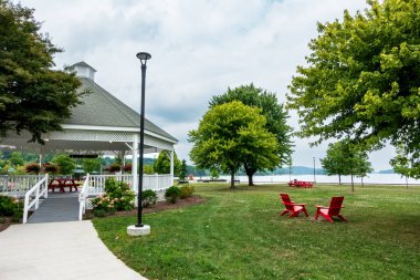 Coxsackie, New York - ABD - 5 Temmuz 2024 Coxsackie Riverside Parkı 'nda yeni restore edilen çardak, taze boya, yenilenmiş parmaklıklar ve hoş bir tasarım içeriyor..
