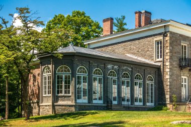 Bronx, New York - ABD - 13 Temmuz 2024 Güney ucundaki BartowPell Mansions portakalı kemerli pencereler ve zarif taş işçiliğine sahip, çevresindeki yeşillikle kusursuz bir şekilde harmanlanmış tarihi cazibe sahip.