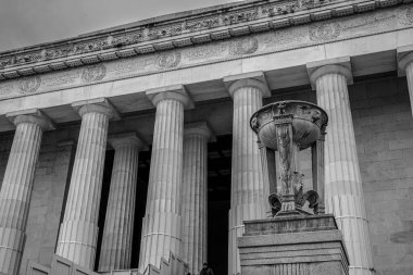 Washington DC 22 Mar 2024 Iconic Columbus Circle Plaza 'nın siyah ve beyaz Washington Union İstasyonu önünde. Ortadaki parça Columbus Çeşmesi..