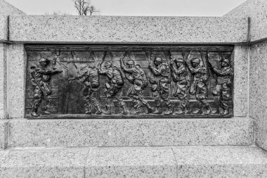 Washington DC 22 Mar 2024 Iconic Columbus Circle Plaza 'nın siyah ve beyaz Washington Union İstasyonu önünde. Ortadaki parça Columbus Çeşmesi..