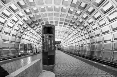 Washington DC - ABD - 23 Mart 2024 Metro istasyonuna giren bir metronun siyah-beyaz iç görüntüsü. Washington Metro 'nun Yeşil Hattı' ndaki U Caddesi 'ndeki hızlı bir aktarma istasyonu..