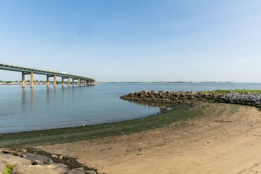 Bronx, New York - ABD - 24 Ağustos 2024 Throgs Neck Köprüsü, Bronx 'u Queens' e bağlayan, New York 'un su yolları ve ufuk çizgisi ile Doğu Nehri ve Hammond Creek' i geçen görkemli bir açıklık.